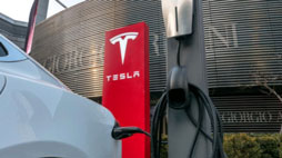 ANALYSE-FLASH: JPMorgan hebt Ziel für Tesla auf 150 Dollar - 'Underweight'