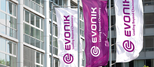 Evonik-Fahnen vor dem Evonik-Zentrum in Essen.