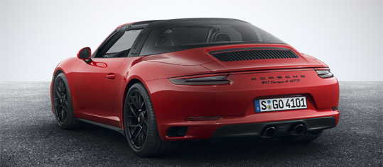 Porsche 911 GTS in rot.