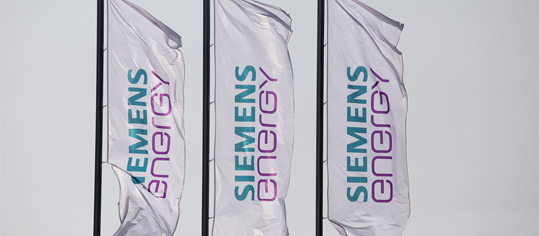 Flaggen mit dem Siemens Energy Logo.